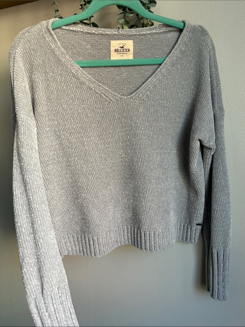 Hollister Light Gray V-Neck Ribbed Knit Sweater